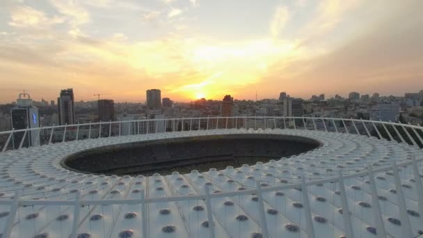 Kiew, Ukraine. Luftaufnahme vom Olympiastadion. Fußballarena bei Sonnenuntergang — Stockvideo