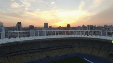 Kiev, Ukrayna. Havadan görünümü Olimpiyat Stadı. Futbol Arena günbatımı üzerinde