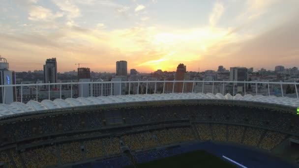 Kyjev, Ukrajina. Letecký pohled na olympijský stadion. Fotbalové arény na západ slunce — Stock video