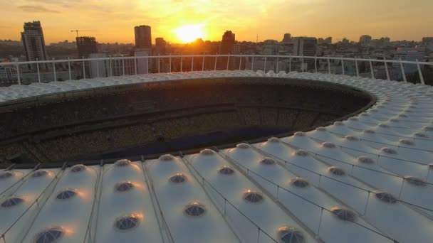 Κίεβο, Ουκρανία. Εναέρια άποψη του Ολυμπιακού Σταδίου. Ποδόσφαιρο Arena στο ηλιοβασίλεμα — Αρχείο Βίντεο