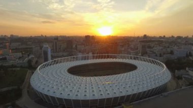 Kiev, Ukrayna. Havadan görünümü Olimpiyat Stadı. Futbol Arena günbatımı üzerinde