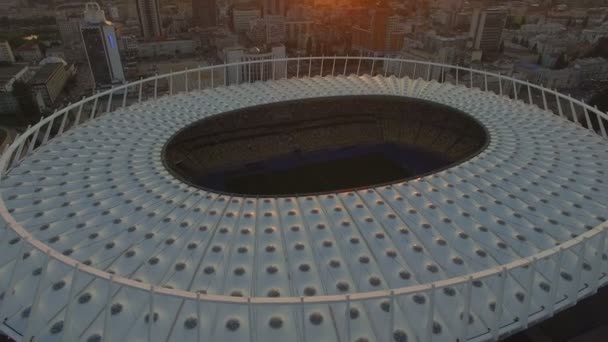 キエフ、ウクライナ。航空写真ビューのオリンピック スタジアム。日没のフットボール競技場 — ストック動画
