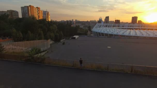 Ventilador joven con una bomba de humo cerca del estadio olímpico. — Vídeo de stock