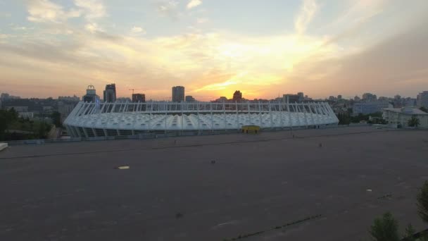 Kiev, Ukrajna. Légi nézetet az olimpiai stadion. A Sunset labdarúgó-Arena — Stock videók