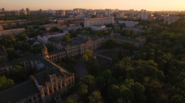 Şehrin arka plan üzerinde günbatımında bina eski Üniversitesi