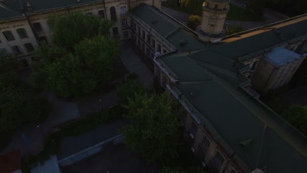 Der alte Universitätscampus im Hintergrund der Stadt bei Sonnenuntergang Stock-Filmmaterial