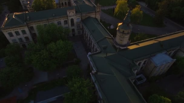 Starého univerzitního kampusu na pozadí města při západu slunce antény — Stock video