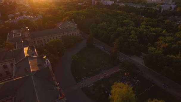 Gamla universitet på bakgrunden av staden vid solnedgången antenn — Stockvideo