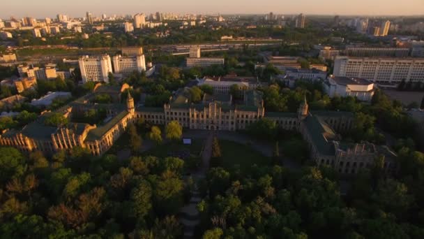 Starého univerzitního kampusu na pozadí města při západu slunce antény — Stock video