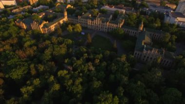 Şehrin arka plan üzerinde günbatımında bina eski Üniversitesi