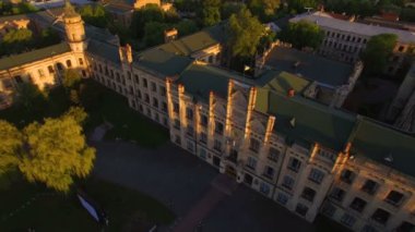 Gün batımı havadan şehrin arka planda eski Colledge