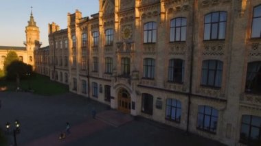 Gün batımı havadan şehrin arka planda eski Colledge