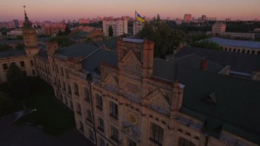 Arka planda hava gün batımında şehrin eski Üniversitesi