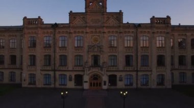 Arka planda hava gün batımında şehrin eski Üniversitesi