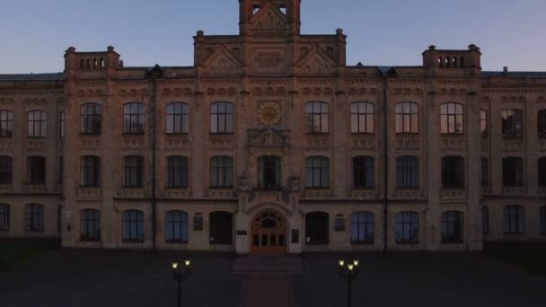 Antiga universidade no fundo da cidade ao pôr do sol antena — Vídeo de Stock