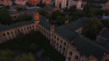 Arka planda hava gün batımında şehrin eski Üniversitesi