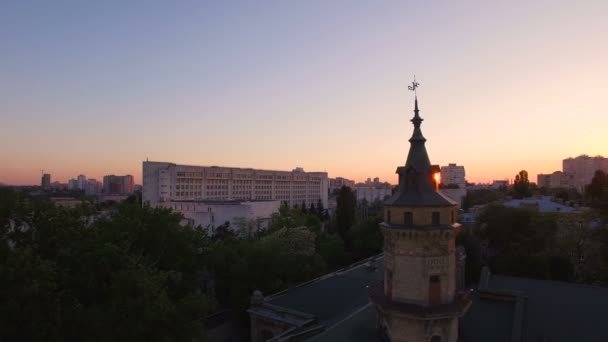 Παλιό πανεπιστήμιο στο φόντο της πόλης στο ηλιοβασίλεμα εναέρια — Αρχείο Βίντεο
