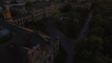 Arka planda hava gün batımında şehrin eski Üniversitesi