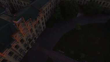 Arka planda hava gün batımında şehrin eski Üniversitesi