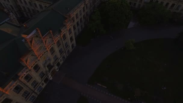 Παλιό πανεπιστήμιο στο φόντο της πόλης στο ηλιοβασίλεμα εναέρια — Αρχείο Βίντεο