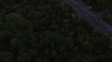 Güzel bir gün batımı hava zemin üzerine yeşil şehir