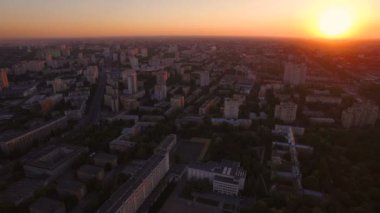 Güzel bir gün batımı hava zemin üzerine yeşil şehir
