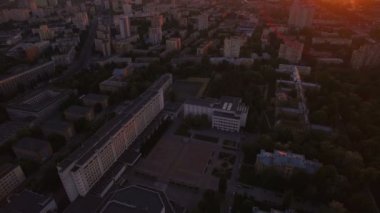 Güzel bir gün batımı hava zemin üzerine yeşil şehir