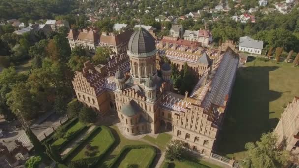 Residenz der nationalen Universität Tscherniwzi. Seminarkirche der drei Heiligen. Antenne Videoclip