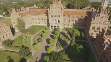 Chernivtsi Ulusal Üniversitesi'nin ihtisas. Üç Aziz'in İlahiyat Kilisesi. Hava