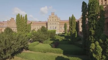 Chernivtsi Ulusal Üniversitesi'nin ihtisas. Üç Aziz'in İlahiyat Kilisesi. Hava