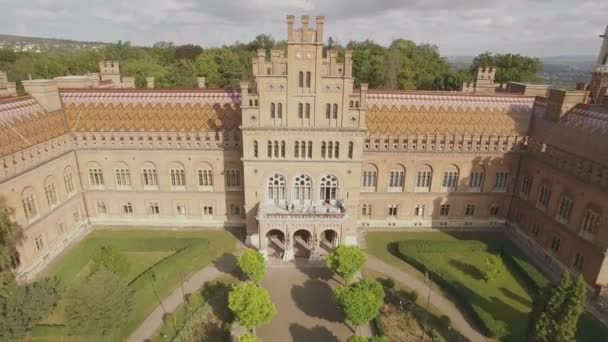 La residenza della Chernivtsi National University. Seminario Chiesa dei Tre Santi. Aerea Clip Video