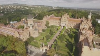 Chernivtsi Ulusal Üniversitesi'nin ihtisas. Üç Aziz'in İlahiyat Kilisesi. Hava