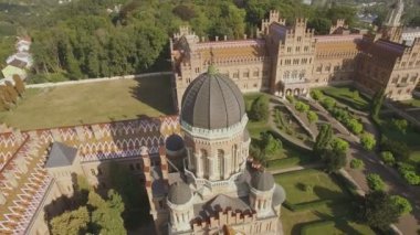 Chernivtsi Ulusal Üniversitesi'nin ihtisas. Üç Aziz'in İlahiyat Kilisesi. Hava