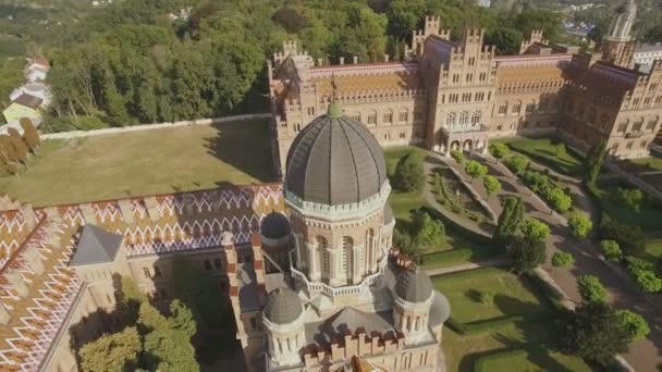 De residentie van de Chernivtsi nationale universiteit. Seminarie kerk van de drie heiligen. Antenne — Stockvideo