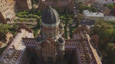 Chernivtsi Ulusal Üniversitesi'nin ihtisas. Üç Aziz'in İlahiyat Kilisesi. Hava