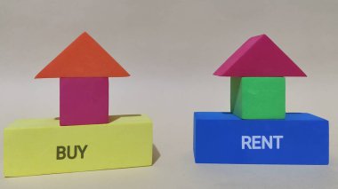 Satın alma ve kira konsepti, biri satın alma etiketli iki evi ve diğeri de ev sahipliği ile konut ihtiyaçları için mülk kiralama arasındaki kararı temsil eden iki evi gösteriyor.