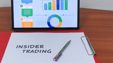 İçeriden bilgi sızdırma belgesi, iş kararları için veri analizlerini ve potansiyel il 'i temsil eden stratejik planlamayı gösteren tabletleri gösteren bir tabletle birlikte kırmızı bir panonun üzerinde duruyor.