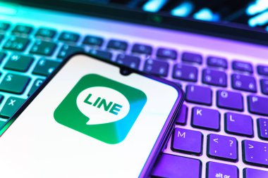 Prag, Çek Cumhuriyeti - 08 19 2025: Bir cep telefonunun klavyede duran ve hat logosunu gösteren yakın plan görüntüsü. Line aramalar, mesajlar ve çokluortam paylaşımı için bir mesajlaşma uygulamasıdır.