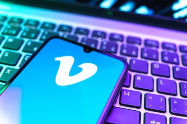 Prag, Çek Cumhuriyeti - 08 19 2025: Klavyede duran ve Vimeo logosunu gösteren bir cep telefonunun yakından görüntüsü. Vimeo, yüksek kaliteli video sunucu ve paylaşımı için bir platformdur.