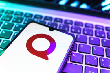 Prag, Çek Cumhuriyeti - 08 19 2025: Klavyede duran ve Quora logosunu gösteren cep telefonunun yakından görüntüsü. Quora soru sormak ve bilgi paylaşmak için bir platformdur..