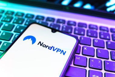 Prag, Çek Cumhuriyeti - 08 19 2025: Klavyenin üzerinde NordVPN logosunu gösteren cep telefonunun yakın çekim görüntüsü. NordVPN güvenli ve özel internet taraması için bir platformdur.