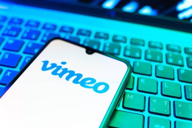 Prag, Çek Cumhuriyeti - 08 19 2025: Klavyede duran ve Vimeo logosunu gösteren bir cep telefonunun yakından görüntüsü. Vimeo, yüksek kaliteli video sunucu ve paylaşımı için bir platformdur.