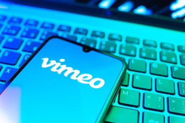 Prag, Çek Cumhuriyeti - 08 19 2025: Klavyede duran ve Vimeo logosunu gösteren bir cep telefonunun yakından görüntüsü. Vimeo, yüksek kaliteli video sunucu ve paylaşımı için bir platformdur.