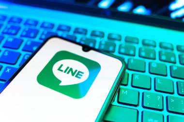 Prag, Çek Cumhuriyeti - 08 19 2025: Bir cep telefonunun klavyede duran ve hat logosunu gösteren yakın plan görüntüsü. Line aramalar, mesajlar ve çokluortam paylaşımı için bir mesajlaşma uygulamasıdır.