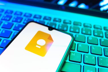 Prag, Çek Cumhuriyeti - 08 19 2025: Google Keep logosunu gösteren klavyenin üzerinde duran cep telefonunun yakından görüntüsü. Google Keep notlar, listeler ve hatırlatıcılar için bir platformdur.