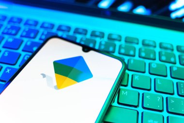 Prag, Çek Cumhuriyeti - 08 19 2025: Google Family Link logosunu gösteren klavyenin üzerinde duran cep telefonunun yakından görüntüsü. Google Family Link ebeveyn denetimi ve çocuk hesabı yönetimi için bir platformdur.