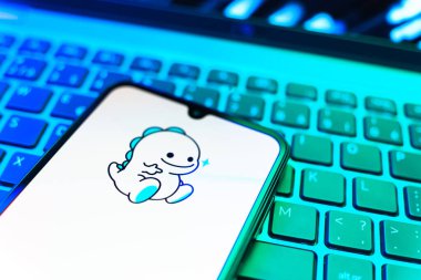 Prag, Çek Cumhuriyeti - 08 19 2025: Bigo Live logosunu gösteren klavyenin üzerinde duran cep telefonunun yakından görüntüsü. Bigo Live canlı yayın ve sosyal etkileşim için bir platformdur.