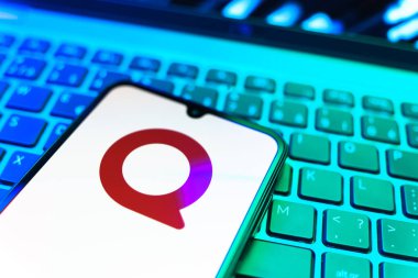 Prag, Çek Cumhuriyeti - 08 19 2025: Klavyede duran ve Quora logosunu gösteren cep telefonunun yakından görüntüsü. Quora soru sormak ve bilgi paylaşmak için bir platformdur..