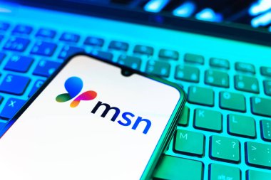 Prag, Çek Cumhuriyeti - 08 19 2025: MSN logosunu gösteren klavyenin üzerinde duran cep telefonunun yakından görüntüsü. MSN haber, e-posta ve çevrimiçi hizmetler için bir platformdur.
