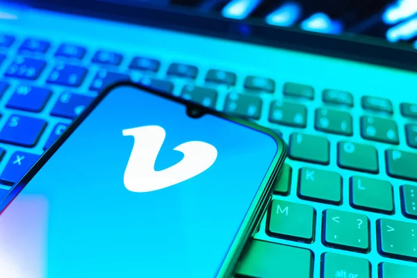 Prag, Çek Cumhuriyeti - 08 19 2025: Klavyede duran ve Vimeo logosunu gösteren bir cep telefonunun yakından görüntüsü. Vimeo, yüksek kaliteli video sunucu ve paylaşımı için bir platformdur.